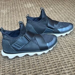🖤SOREL Kinetic Sneak black and white shoes. Knit scalloped sole Size 9.5 EUC🖤